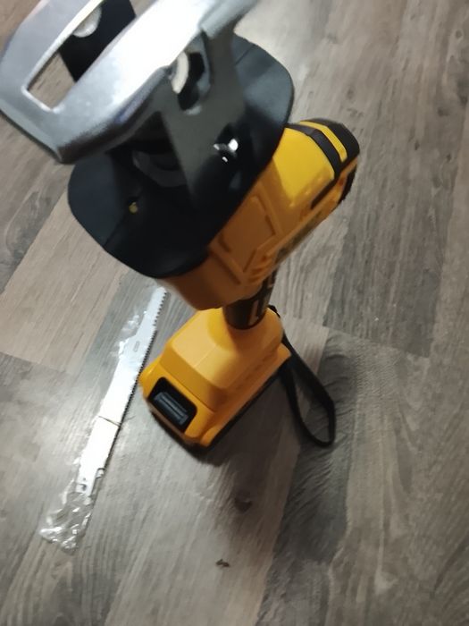 Fierestrău sabie DeWalt cu o baterie de 6 a
