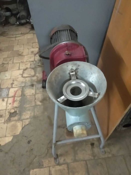 Дробилка сухарей, зерна. кукурузы, кормов для птиц, вторсырья и др.