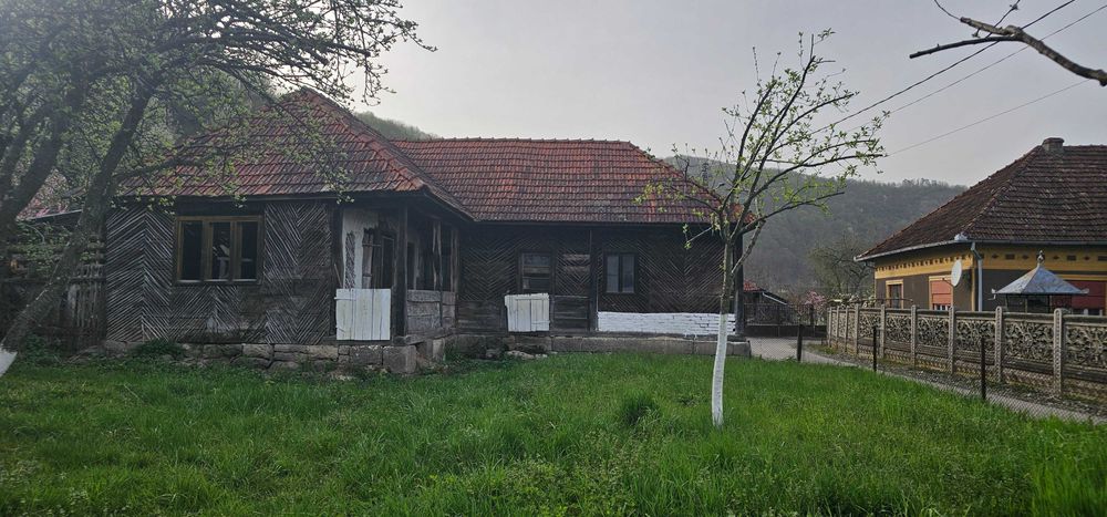 Vand casa  + 1 ha teren arabil