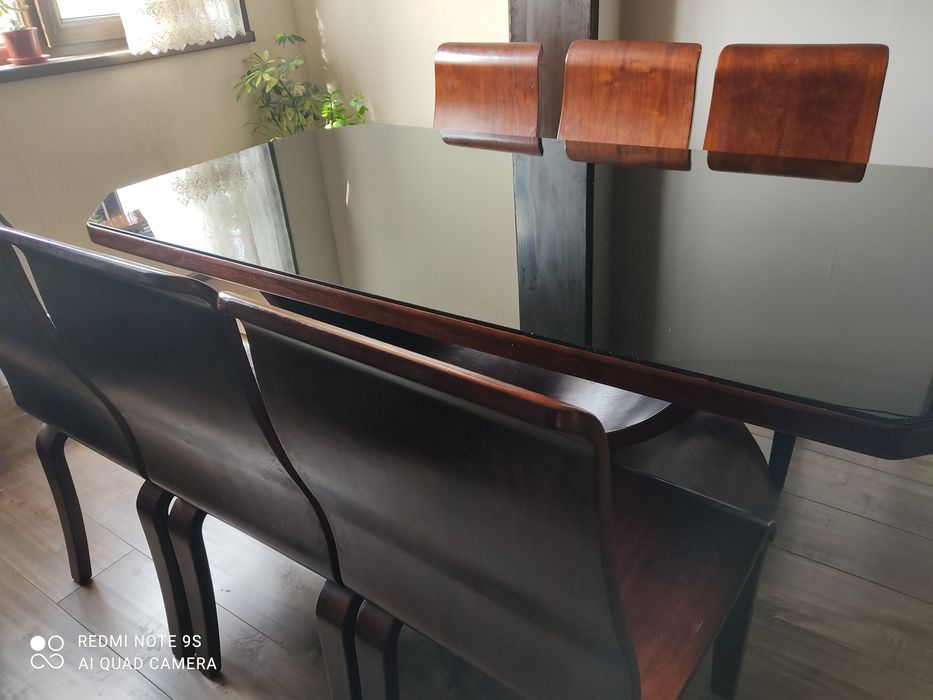 Срочно продаю  стол и стулья