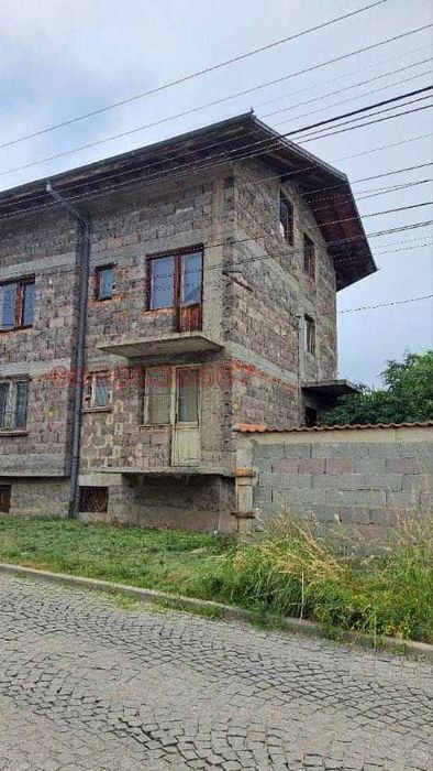 Продава къща гр.Перник