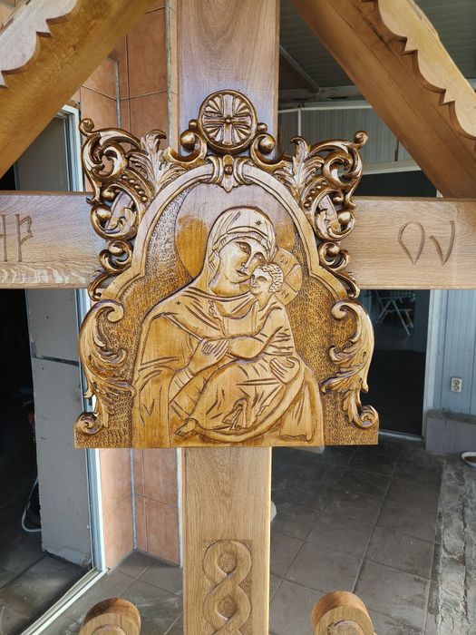 Troița lemn sculptata