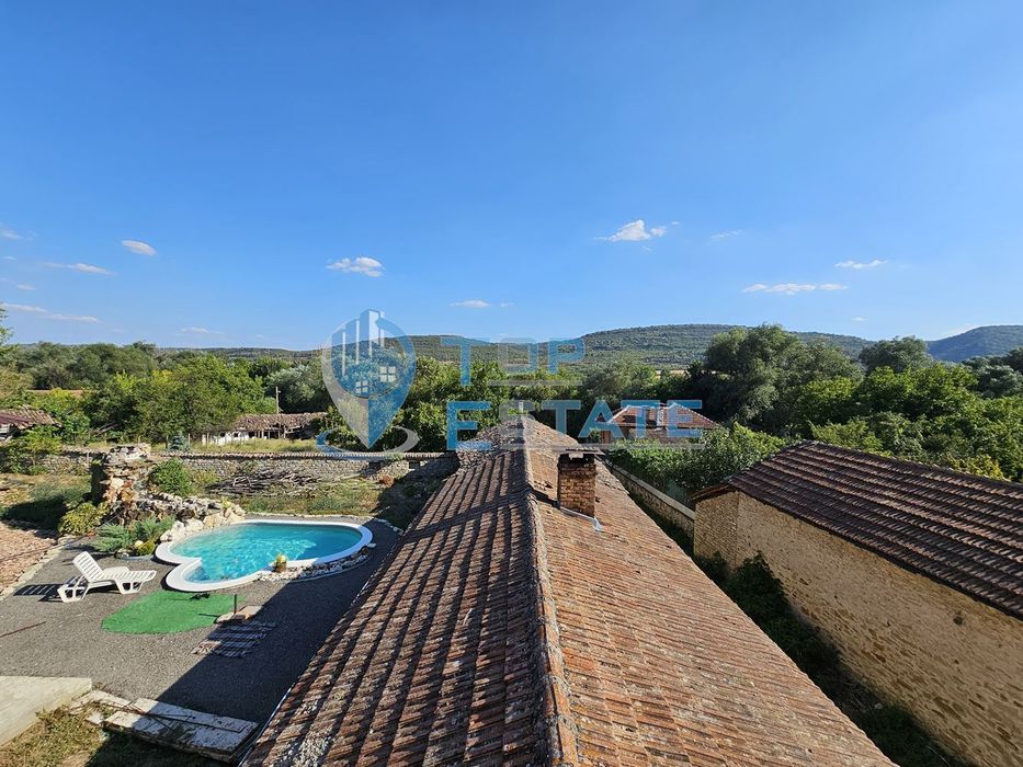 Двуетажна къща на груб строеж с втора къща и басейн с панорама в село