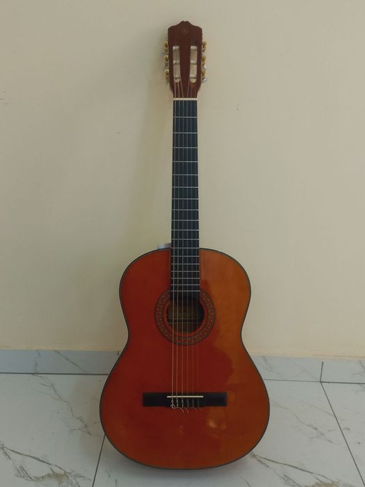 Gitara yamaha c40 sotiladi