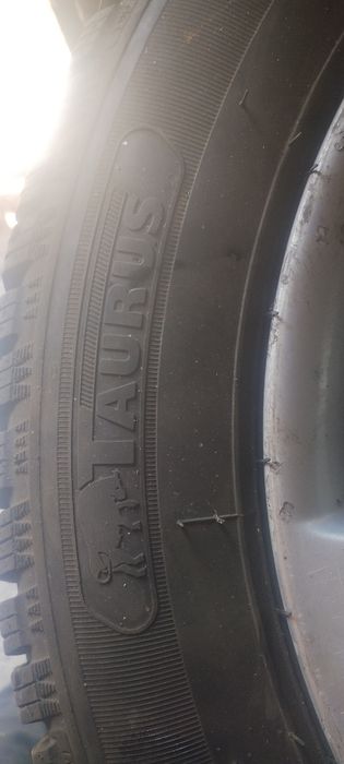 Продавам алуминиеви джанти със зимни  гуми.Нови на един сезон