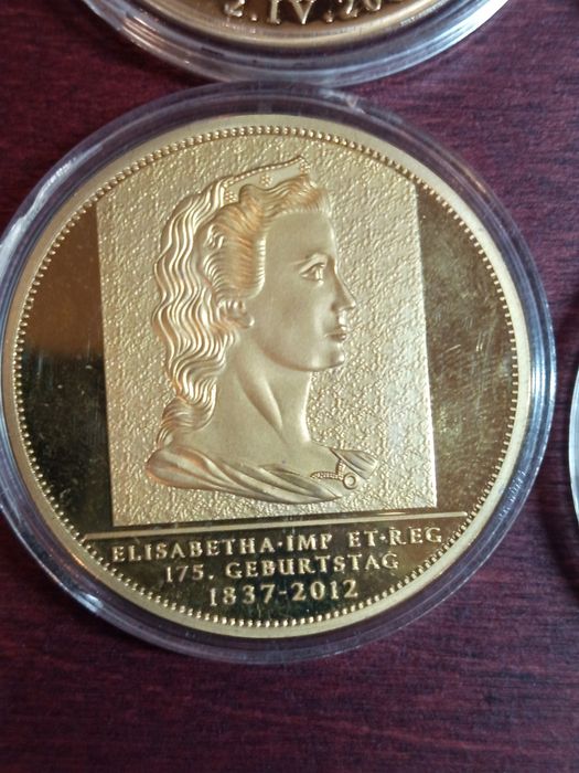 Лот от позлатени плакети