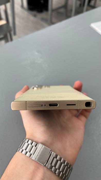 S24 ultra
Экран целый, каме