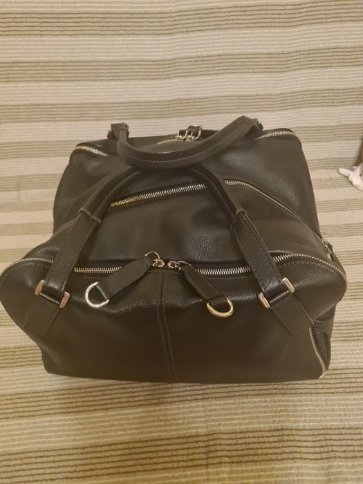 Дамска, пътна чанта от естествена кожа със катинарчета към закопчаващи