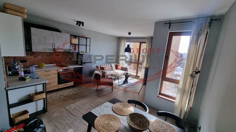 Дава се под наем Двустаен апартамент в Варна, Цветен квартал - 65 кв.м за 561 € - Снимка #1