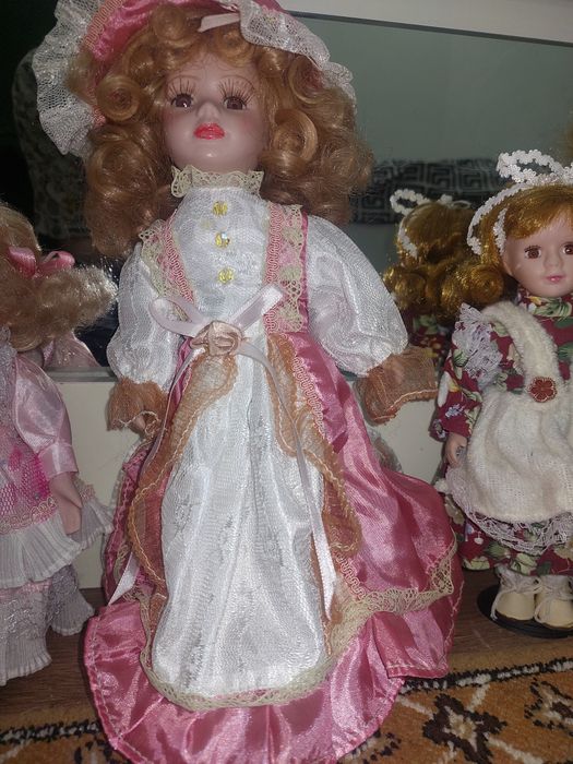 Кукла из фарфора