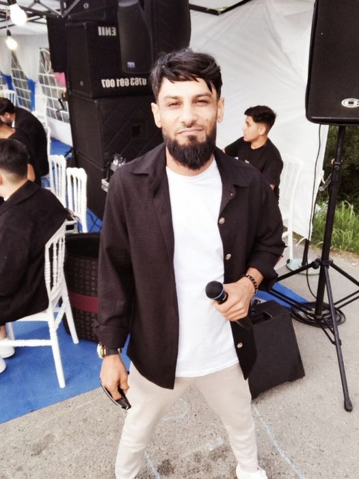 Formație pentru evenimente nunti botezuri sau dj pentru detalii sunatima mulțumesc