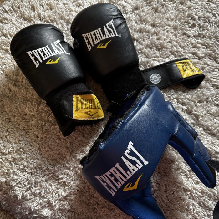 Перчатки и шлем