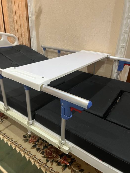 Медицинская кровать функциональная с подъемным механизмом и столиком