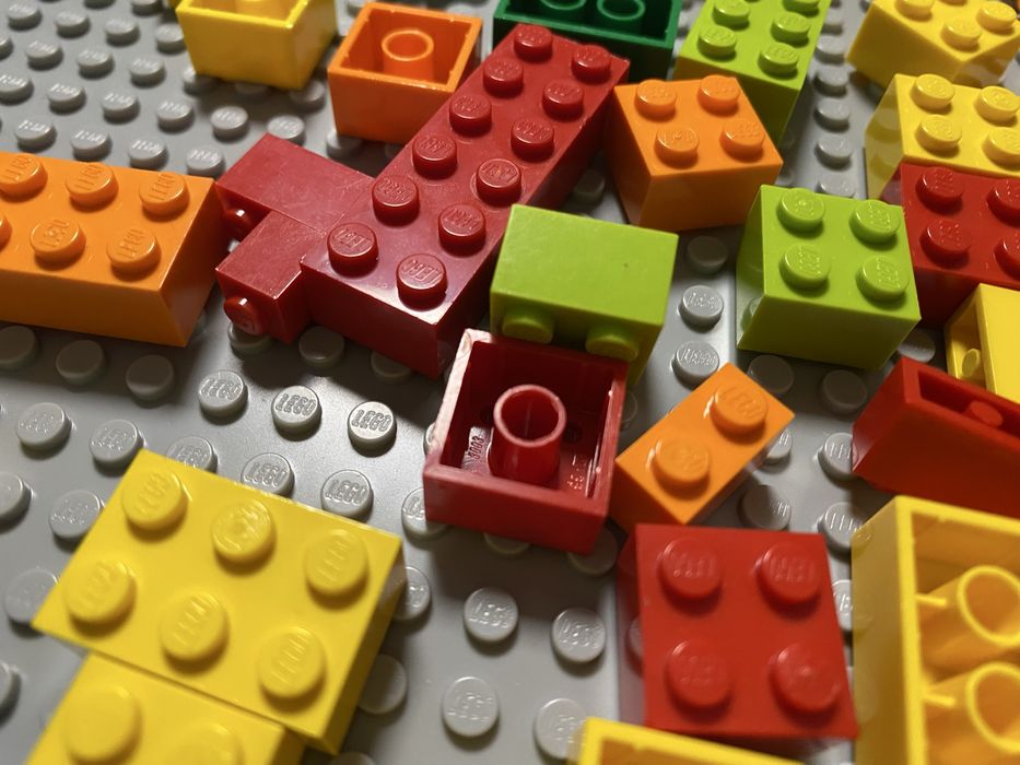 Set jucarii LEGO 11024 placa de baza gri 38cm si piese constructie 4+