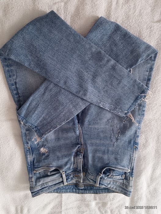 Blugi damă mulați.