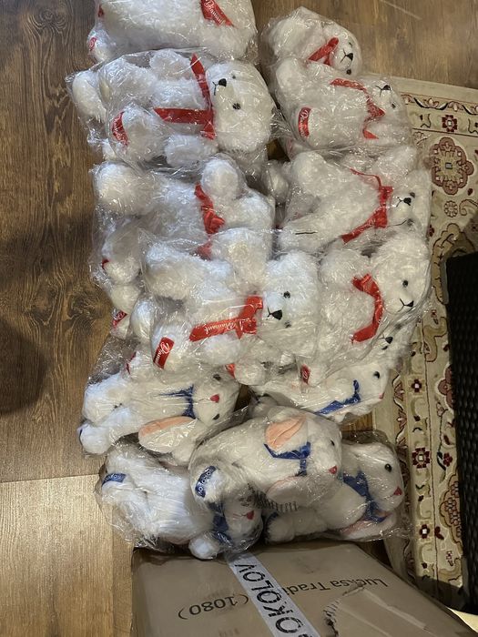 : “подарочный мишка/зайчик с брендовой лентой”