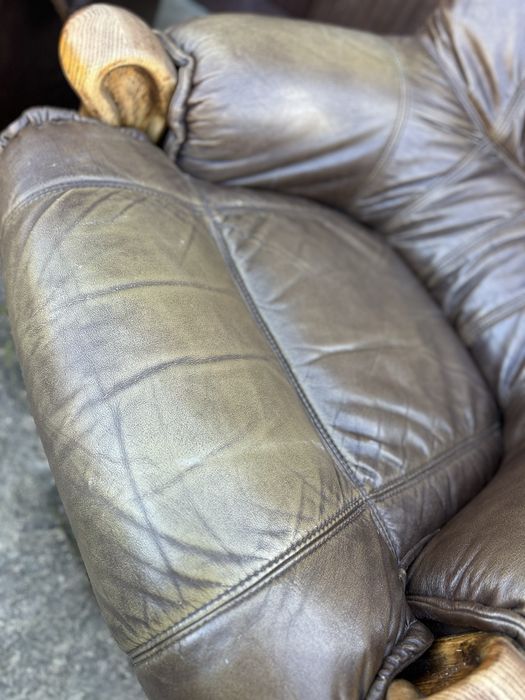 Кожен диван и  фотьойл – естествена кожа, масивни дървени детайли