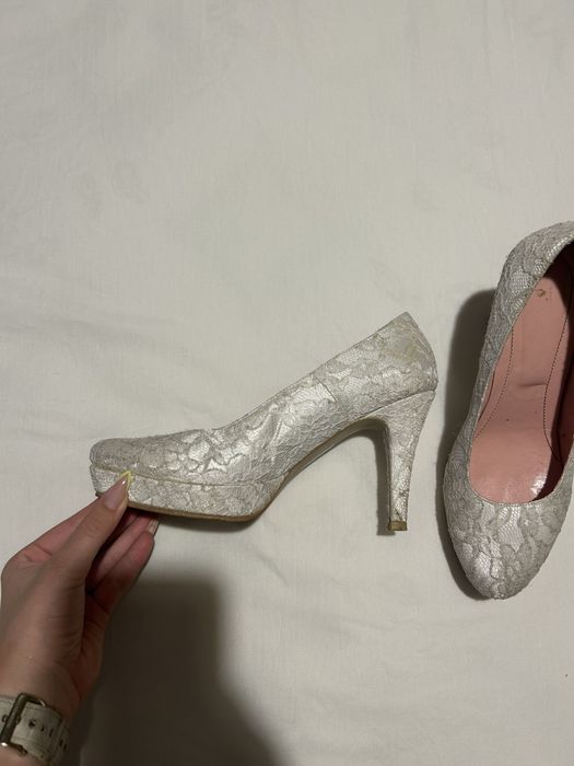 Бежави официални обувки с ток