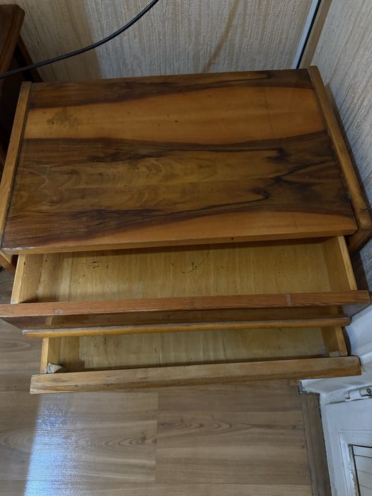 Две деревянные тумбы в состоянии б/у. Устойчивые
