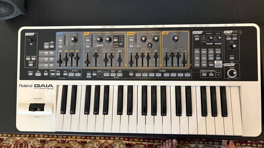 Roland Gaia 1 si  Novation Bass Station 2  Synth / Sintetizator analog