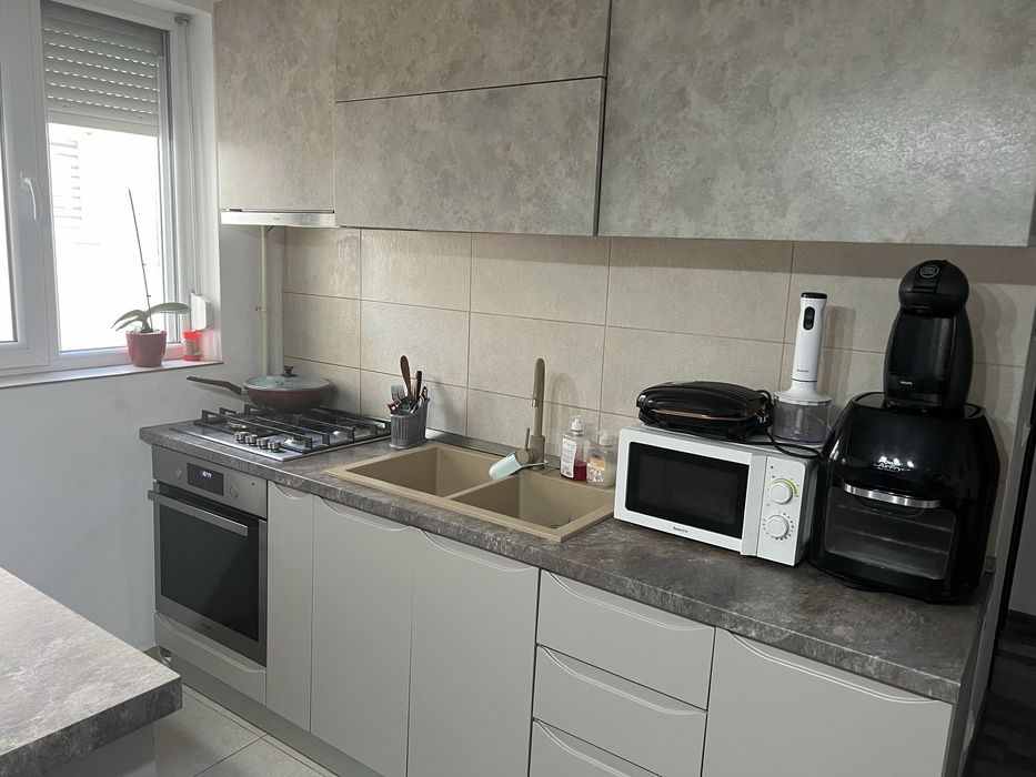 Vand apartament cu 2 camere zona 1 mai et.3/4 135000 euro negociabil