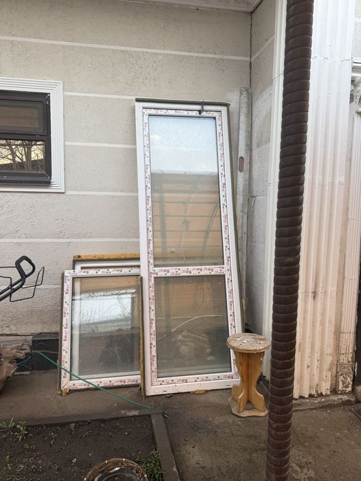 Продам пластиковую дверь