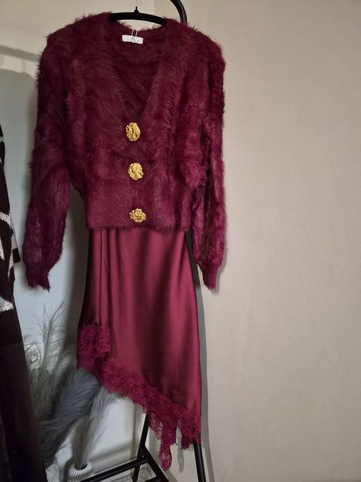 Комплект сатенена рокля с пуловер или жилетка