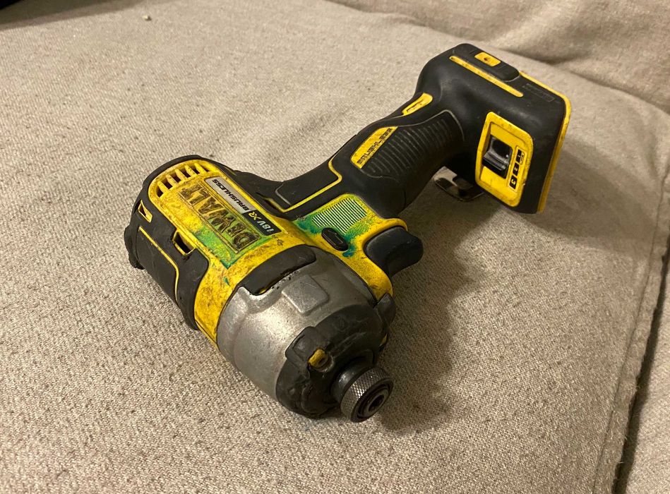 Masina de insurubat cu impact DEWALT DCF887 pe 18V brushless - corp