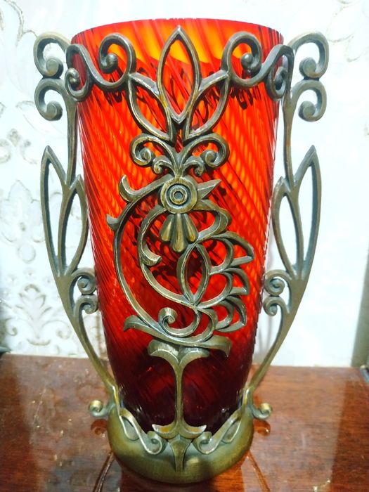 Винтажная рубиновая ваза в металлической оправе.