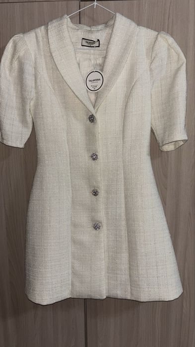 Твид көйлек итекеткасыменен бірге