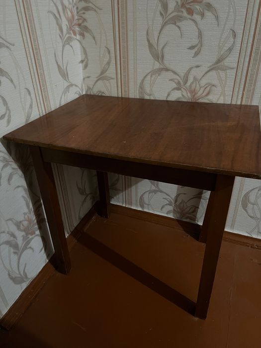 Столик компактный полированный