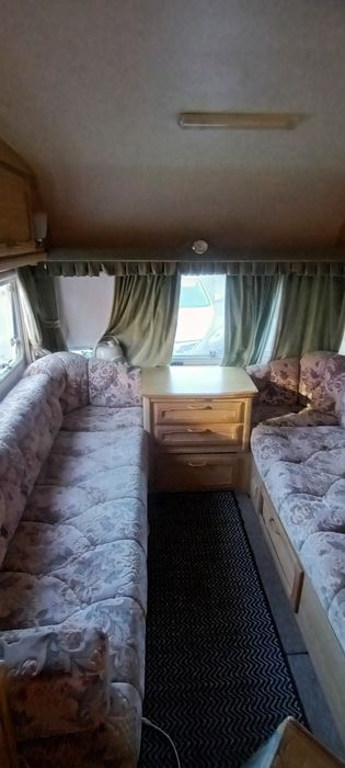 Vănd caravană are ate are dotări baie bucătărie are caugiucuri noi