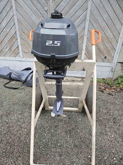 Yamaha F2.5a  с вграден резервоар