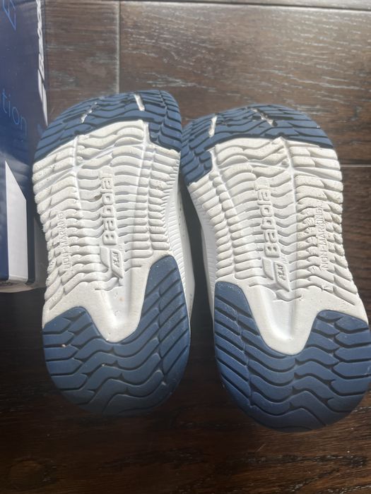 Продам кроссовки  для девочки Babolat