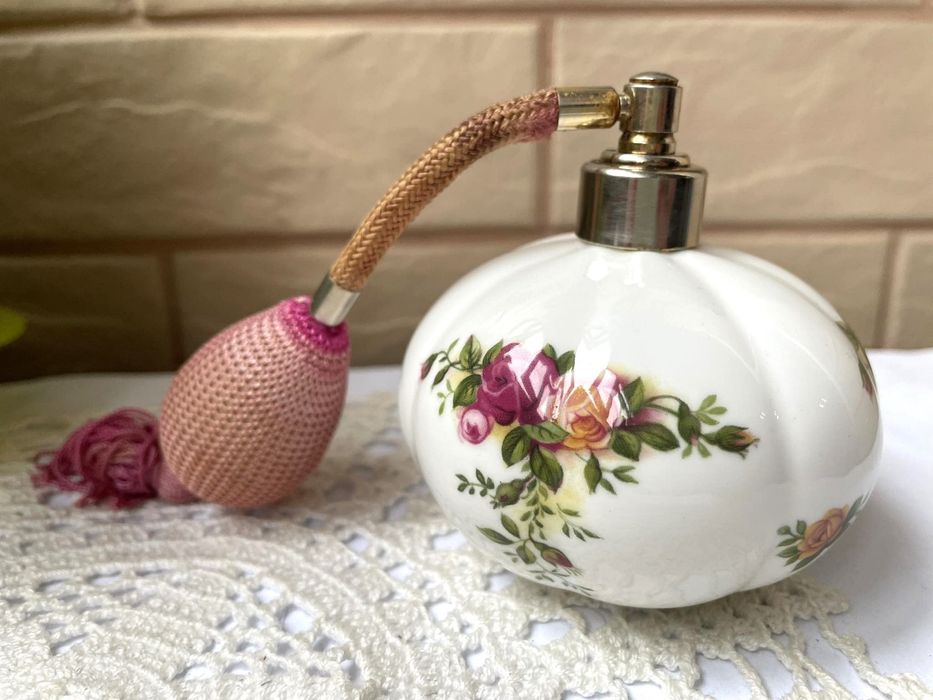 ROYAL ALBERT красиво порц.шише за парфюм от Англия
