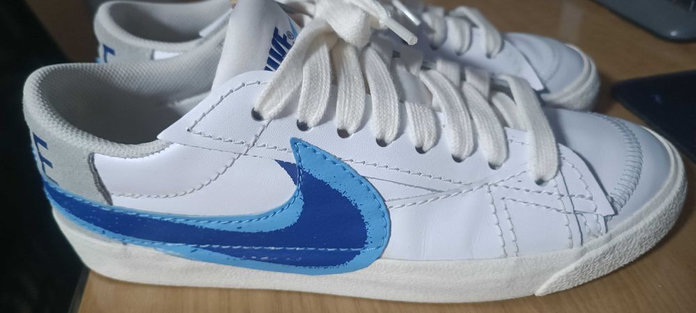 Vând adidasi, aproape noi