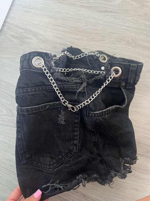 Bershka черни дънкови къси панталонки с верига размер EUR 32