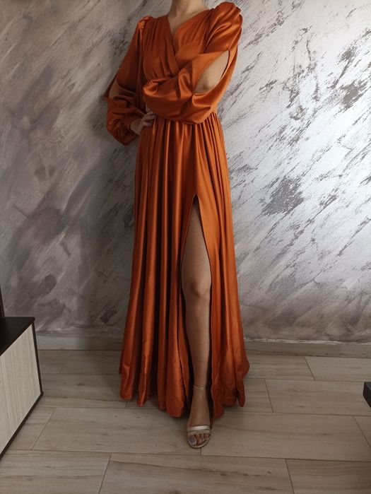 Vând rochie eleganta lunga caramizie
