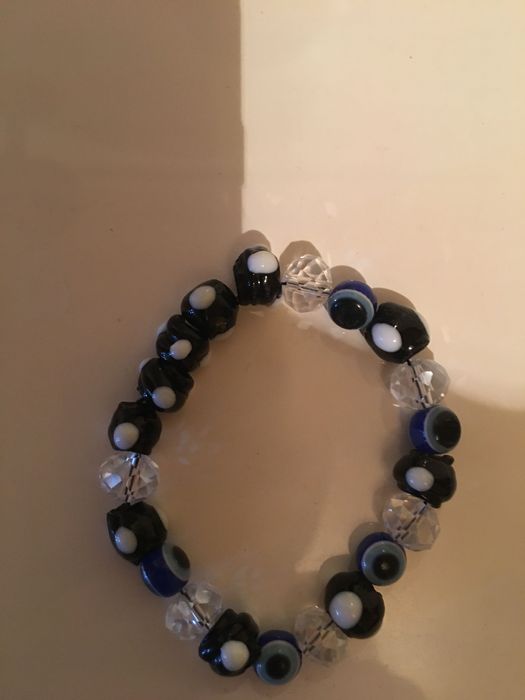 Браслет из бусин на нитке