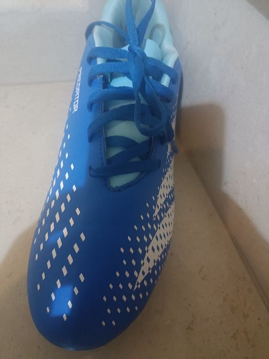 Pereche de ghete de fotbal Adidas Predator.