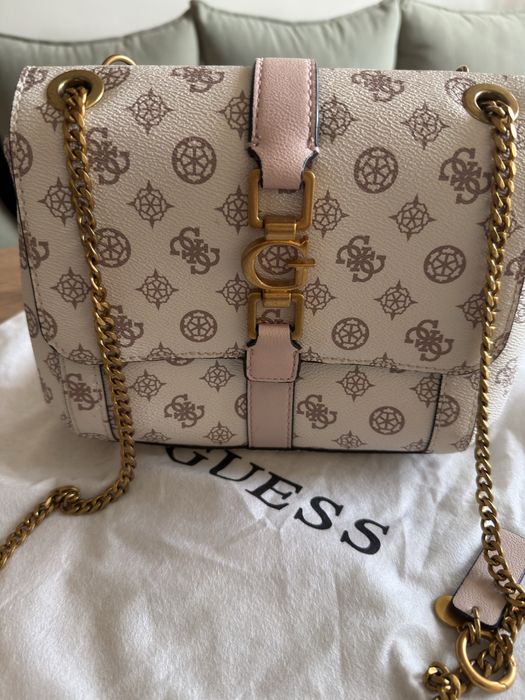 Кожена чанта на GUESS