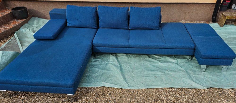 Colțar mare, modern cu o culoare deosebită.