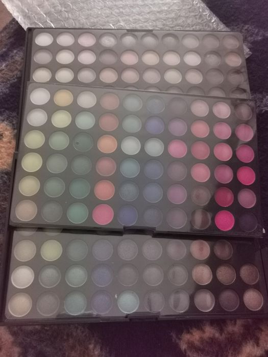 Vând palete make-up și Ghete damă