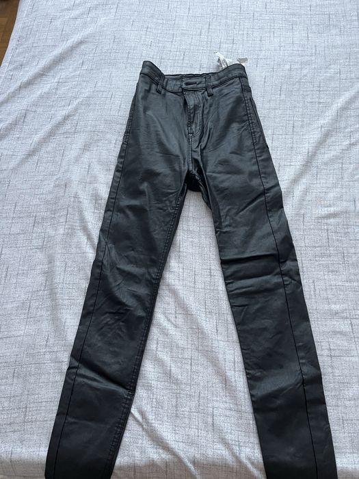 Pantaloni de piele mulati