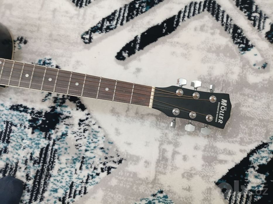 Gitara sotiladi holati yangi chexollati bn birga
