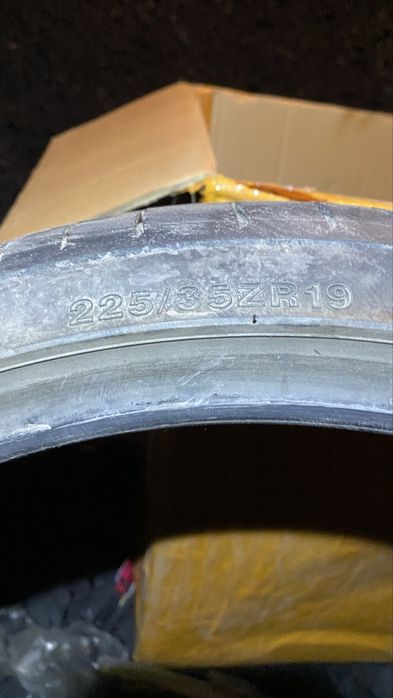Пара 225/35 19 почти новые