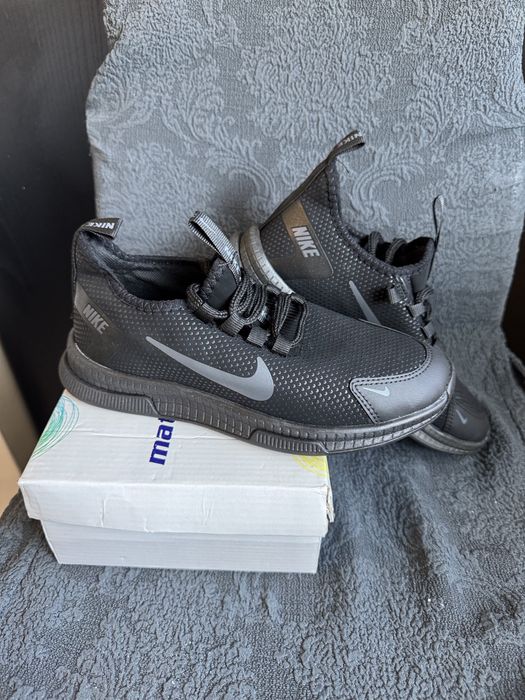 Бели маратонки Адидас и найк