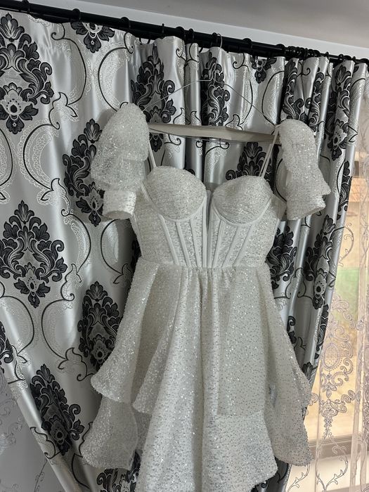 Rochie albă cu corset