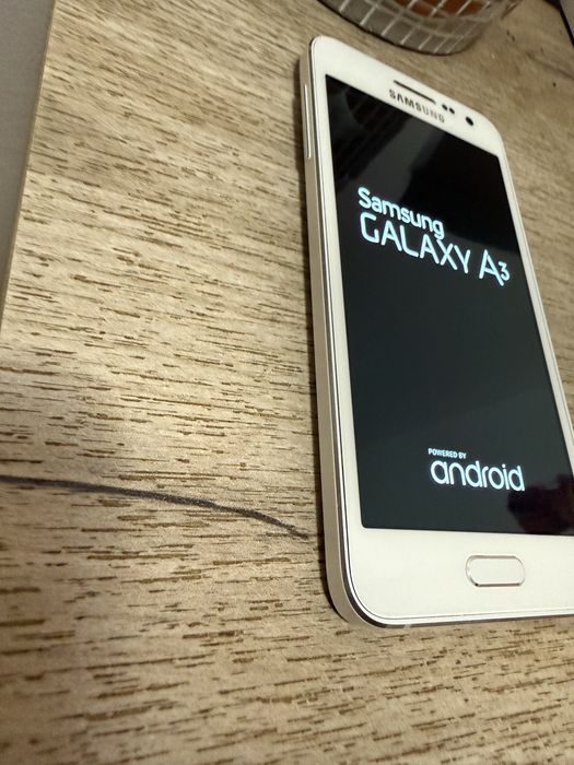 Samsung Galaxy A3 (2015) White , stare estetica foarte buna