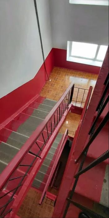 П ә т е р бар сатылатын. Мерей 13.